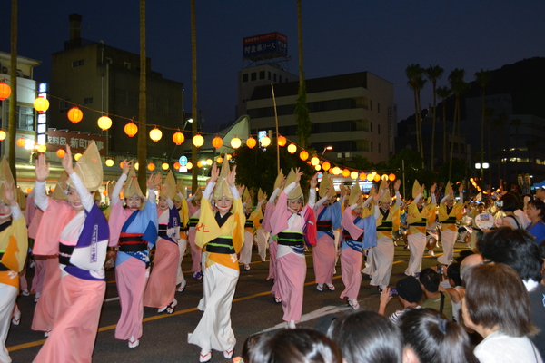 阿波踊りは車中…