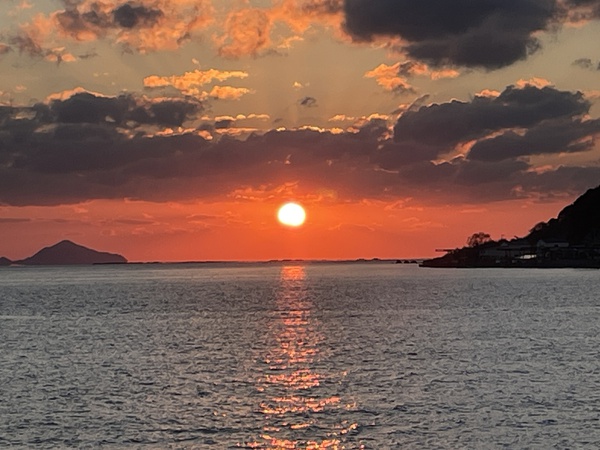 夕陽が綺麗な海の側にあ…の写真